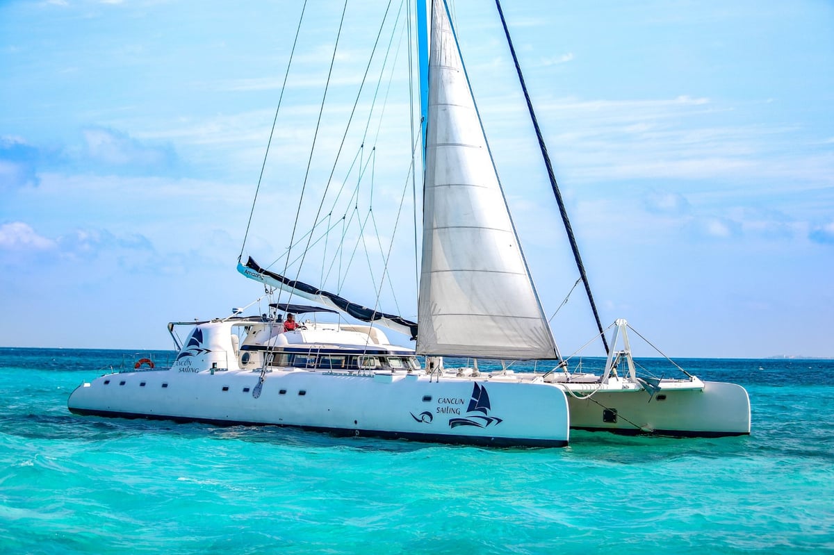 catamaran sailing isla mujeres